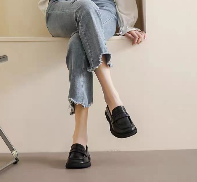 Retro British women's leather shoes autumn new designer women's shoes soft flat loafers simple and atmospheric single shoes