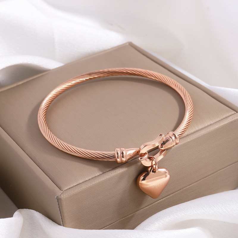 Designer Fashion Jewelry Twisted Bracelet Gold Plated Heart Charm Bangle Luxury Curb Chain Design Elastic Buckle Bangle Gift for Women Christmas Gift 