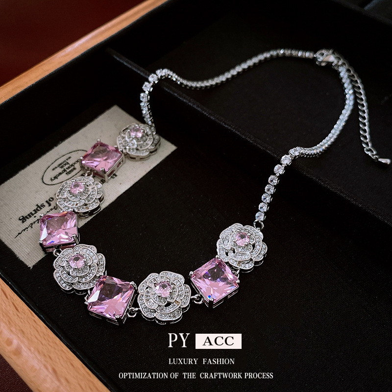 Luxury Brand Designer Jewelry New Zircon Flower Square Necklace Light Luxury Vintage Collarbone Chain High-End Niche Versatile Jewelry Wholesale