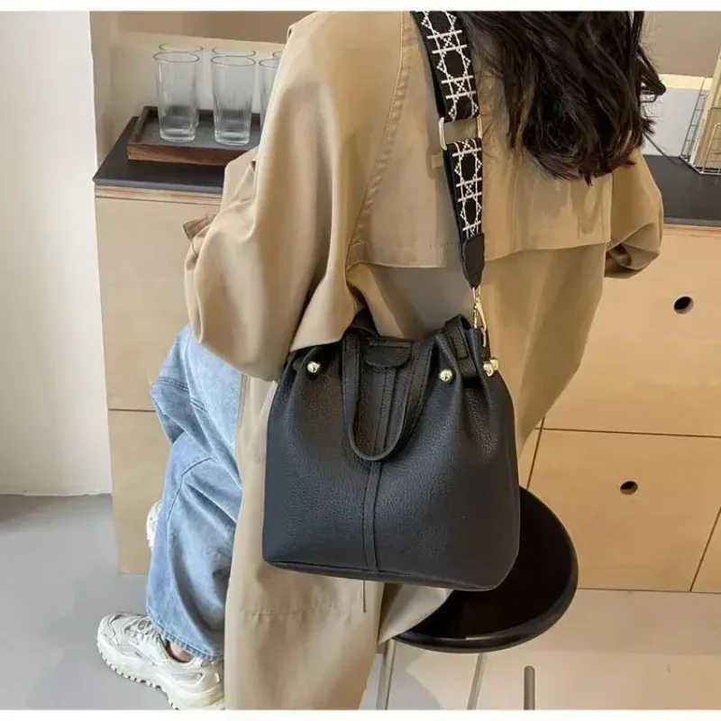 2025 High Quality Solid PU Bucket Shoulder Soft Crossbody Bags Korean Highend Design Large Capacity Womens Handbags Z250911