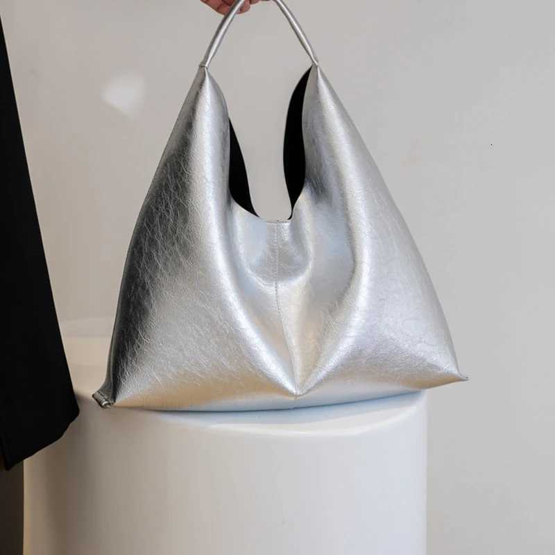 PU Soft Leather Tote Bag Large Capacity Women Vegan Leather Slouch Bag Hasp Closure Big Shoulder Bag Casual Style Commuting Bag Z250911