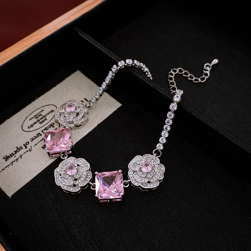 Luxury Brand Designer Jewelry New Zircon Flower Square Necklace Light Luxury Vintage Collarbone Chain High-End Niche Versatile Jewelry Wholesale