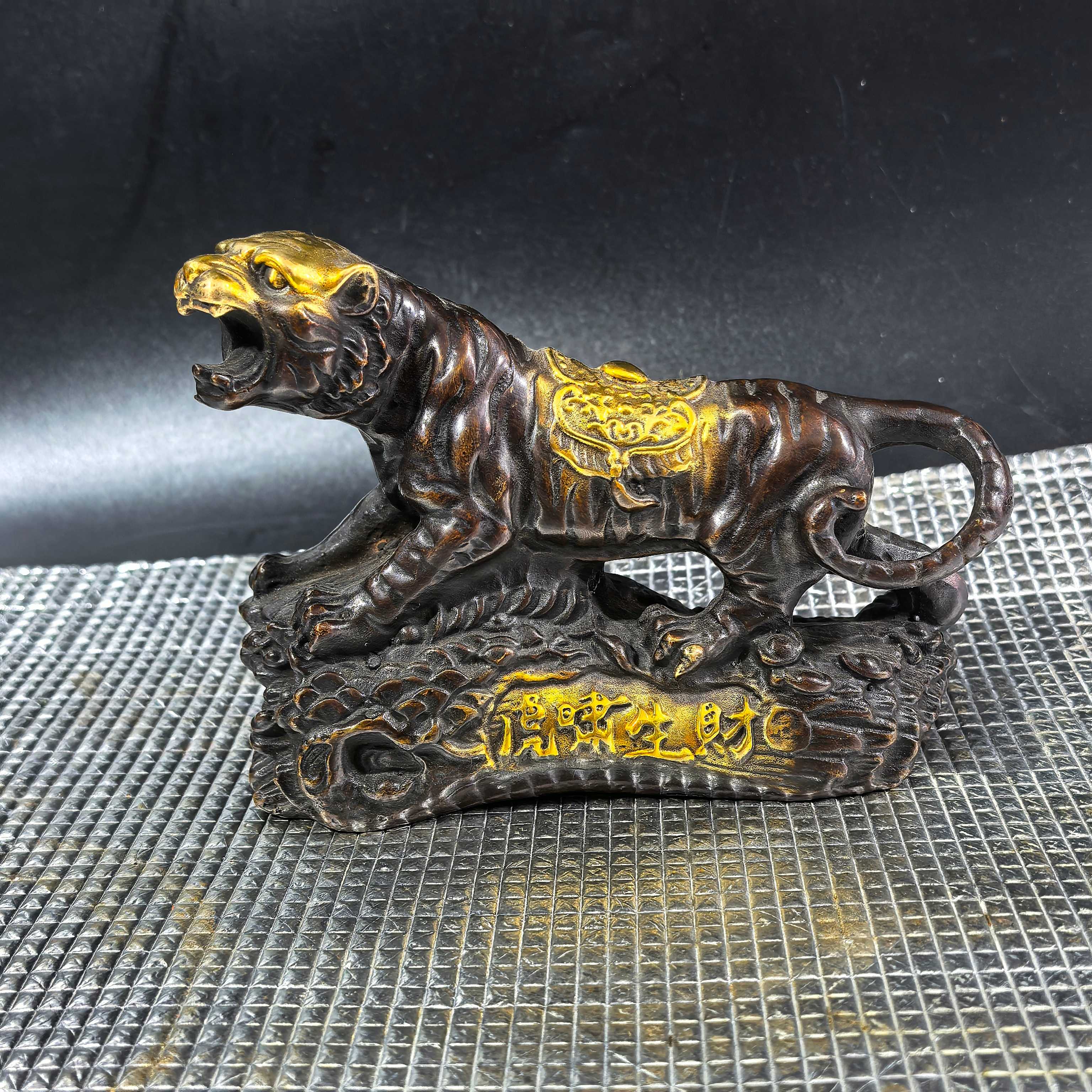Antique collection of gilded bronze tiger zodiac tiger roaring to bring wealth up the mountain tiger fierce tiger ornaments tiger year of the tiger au