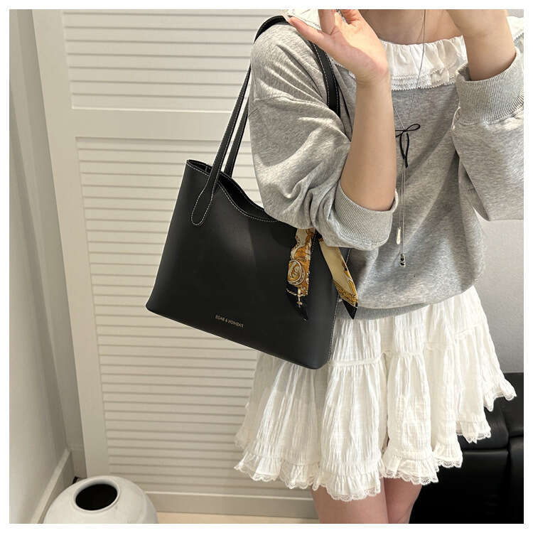 2025 Designer Bags Spring Large Capacity Personality Women's Simple Commuting Shoulder Scarf Tote Bag for Women