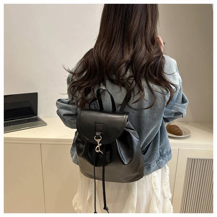 Fashionable Women s Casual Travel Bag Soft Leather Solid Color Women s Handbag Neutral Style Backpack Couple Bag Autumn And Winter New Designer Bag