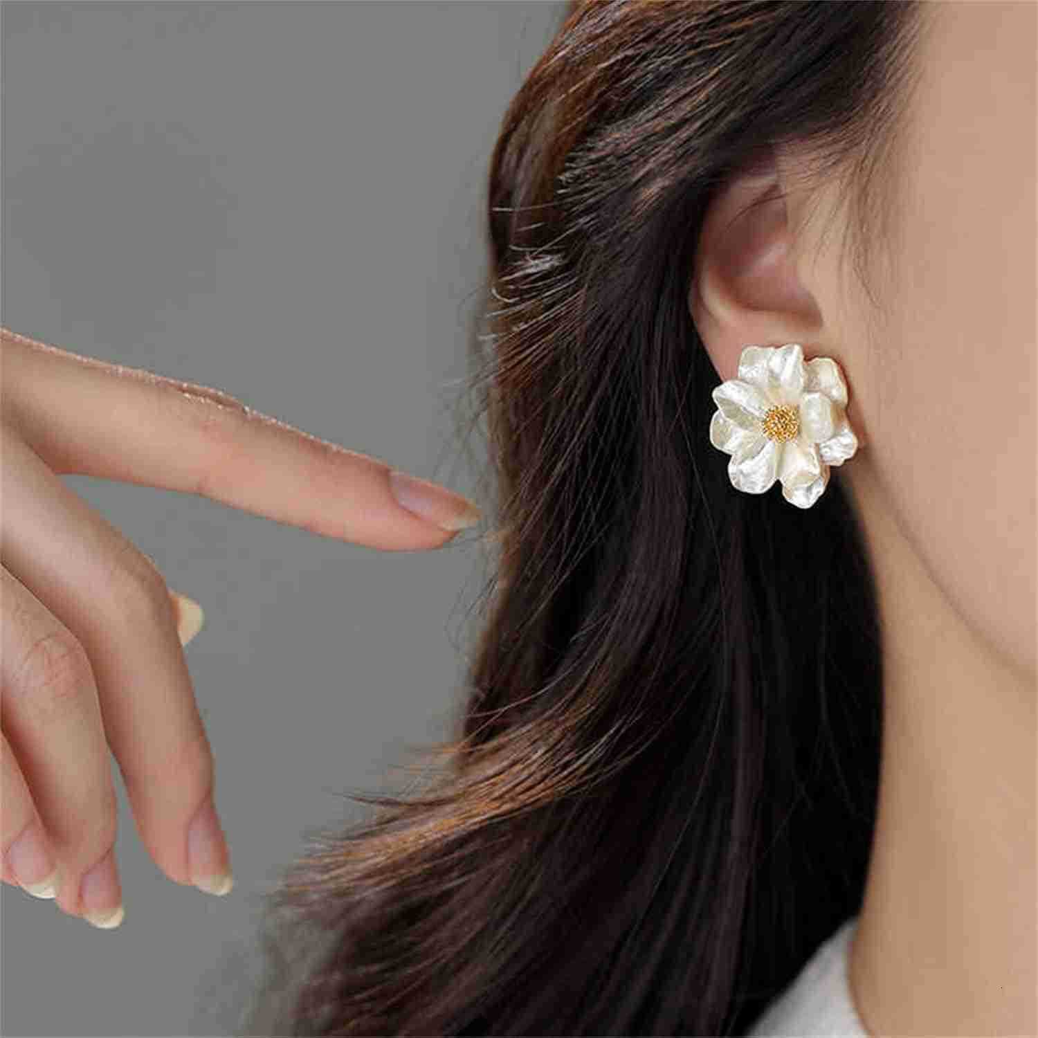 White Flower Acrylic Earrings Vintage Charm 3D Resin Gardenia Camellia Pear Blossom Flowers Plant Lightweight Stud Earrings for Women Wedding Bridal B