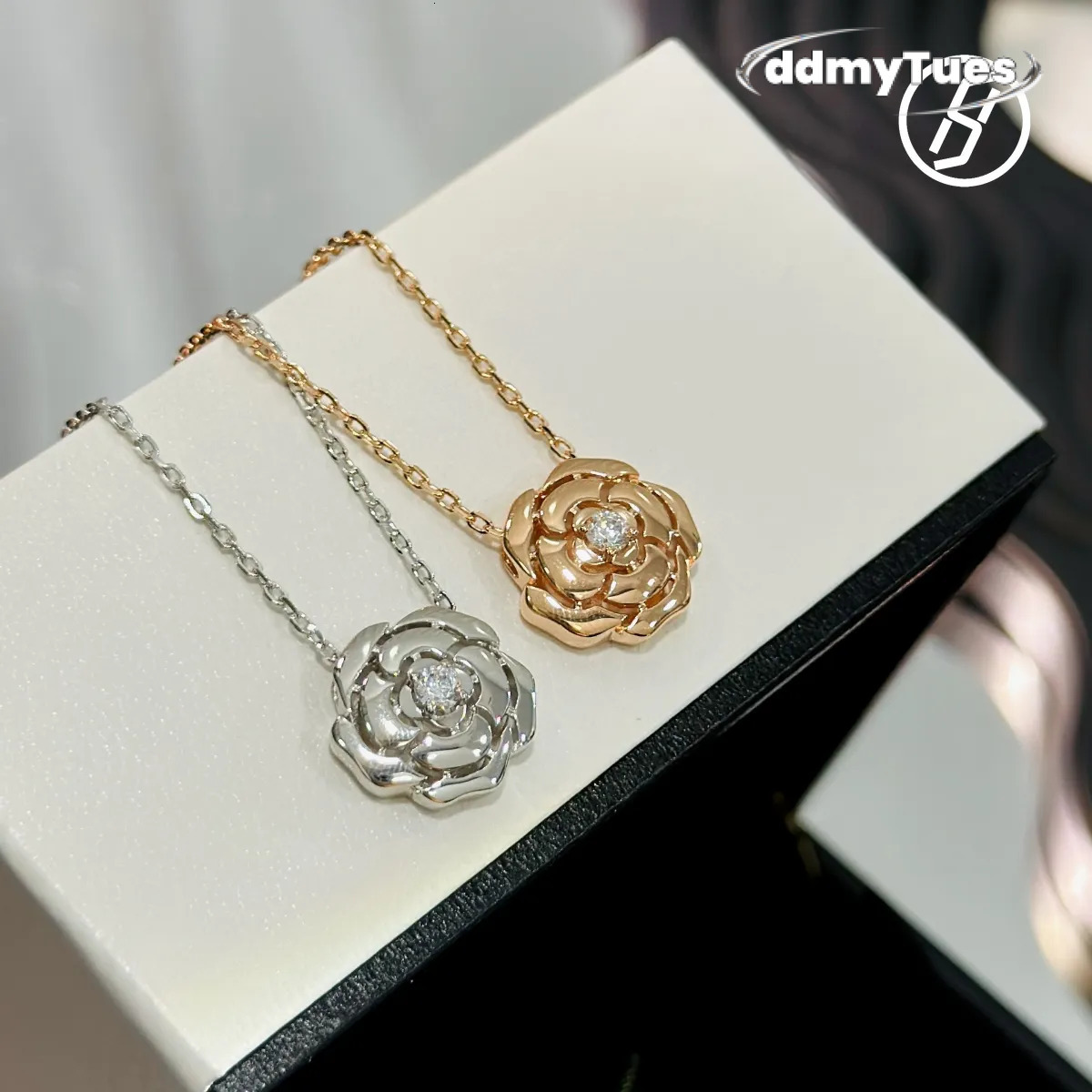 Hot Selling Camellia Glossy Small Flower Hollow Layered Sier S Necklace Designer Women Original Jewelry TUES