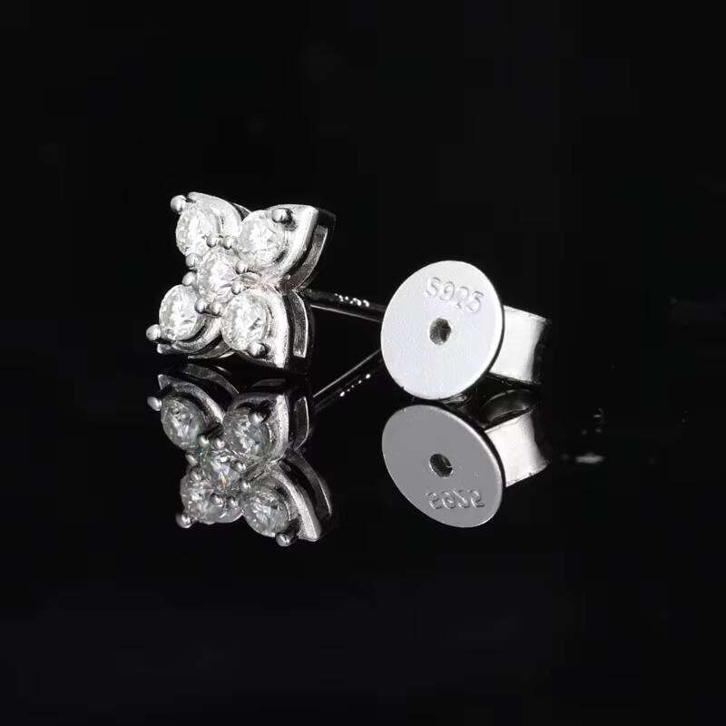 Trendy VVS1 D Moissanite Earrings S Sterling Sier Round Brilliant Cut Four Leaf Flower Stud Design Fashionable Gift