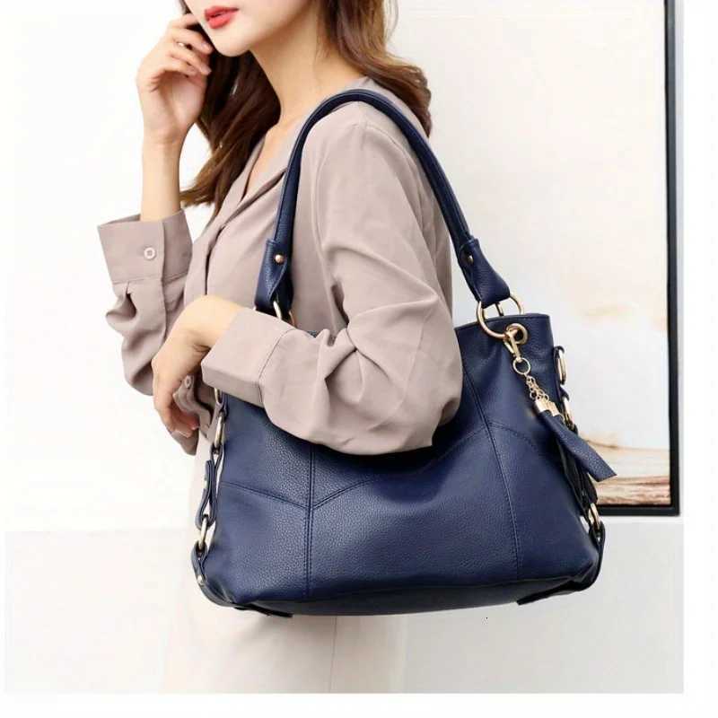 1PC Classic Design Premium Soft Leather Hobo Bag 2Way Carry Large Capacity Tote Bag Crossbody Bag with Trendy Keychain Women Z250911