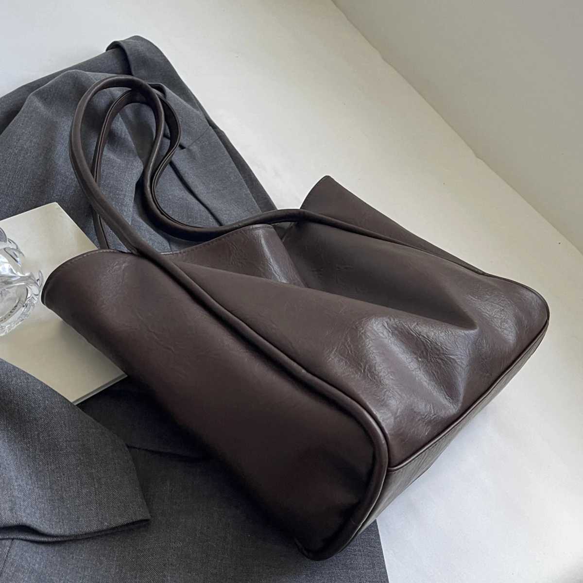 New casual fashion trend large capacity tote bag French niche design daily versatile solid color shoulder bag Z250911