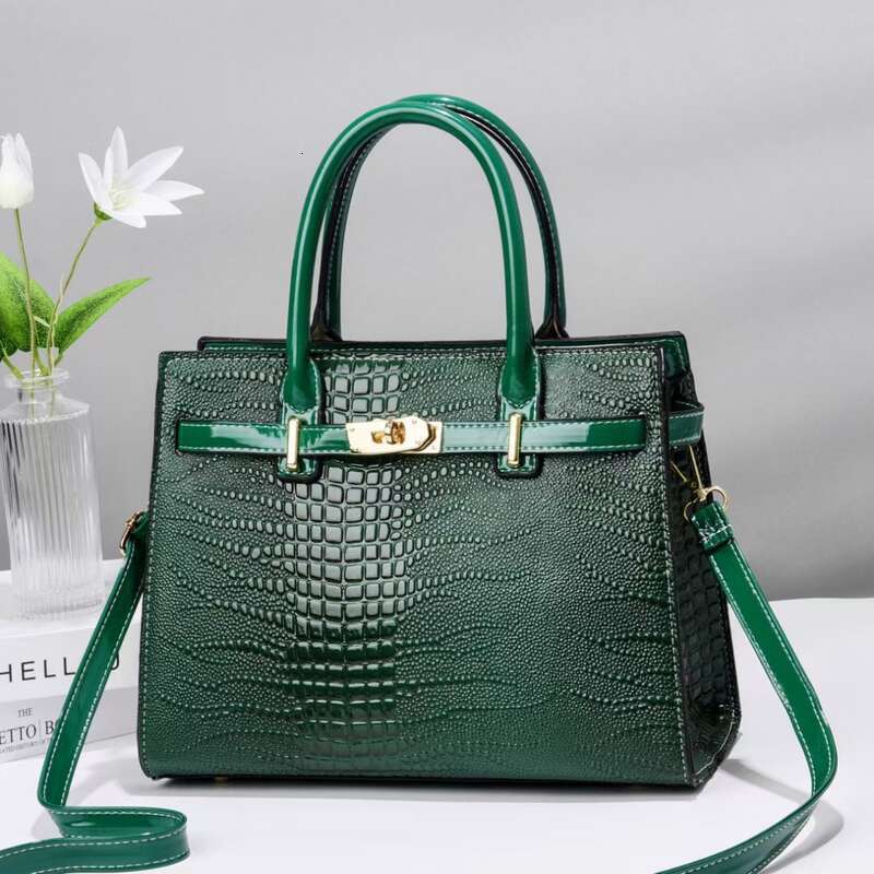 Niche Design High-End Sense Large Capacity Women's Green Bag Light Trendy Brand Crossbody Handbag