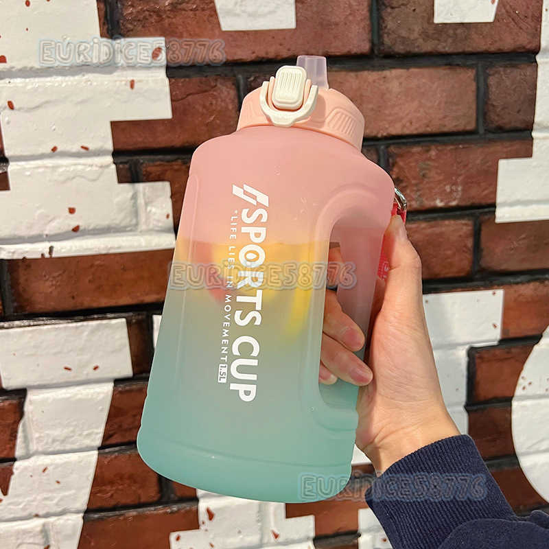 Large Capacity Water Bottle for Women Gradient Color Water Sports Men Fitness with Handle American Style Outdoor Student Cup H250911