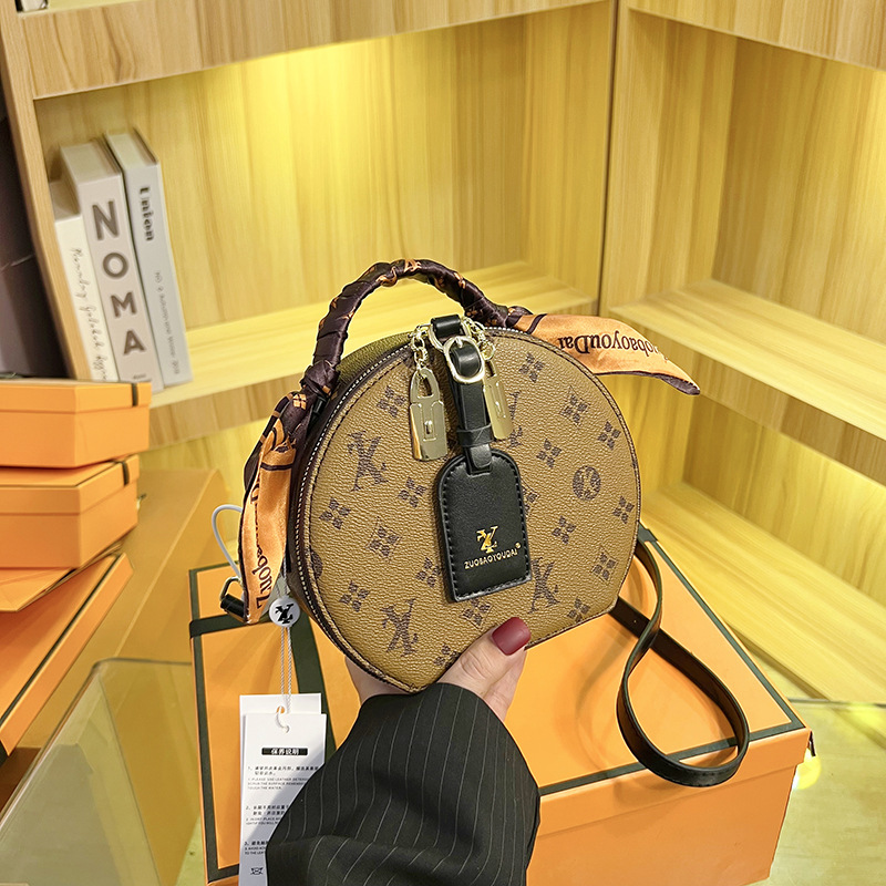 Free delivery designer bags Large capacity tote bag women retro armpit bag commuting handbag shoulder bag Durable black