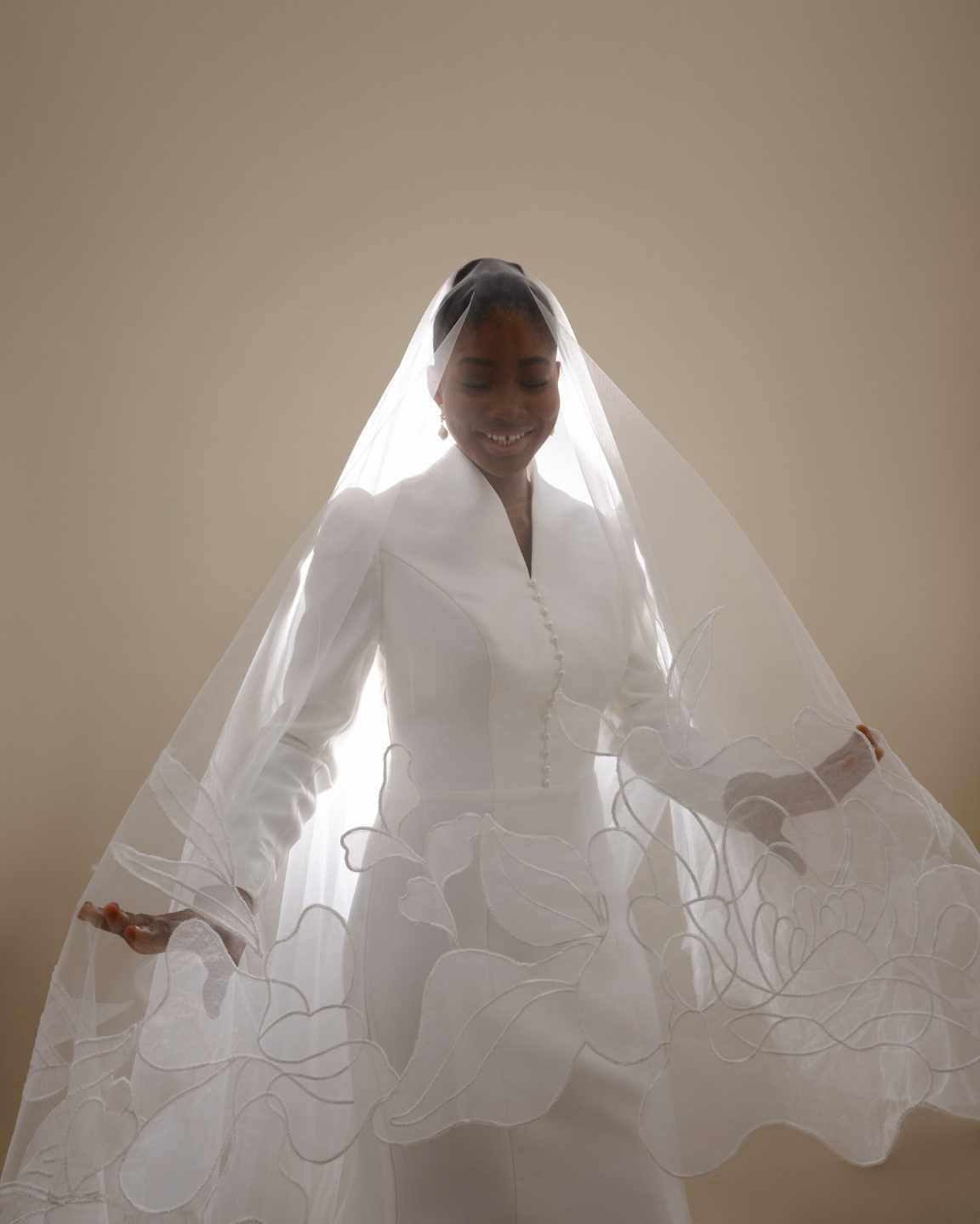 Simple Pearls Wedding Veil Appliques 1 Layer Long Chapel Length Bride Veils With Comb Customized Bridal Accessories High Quality