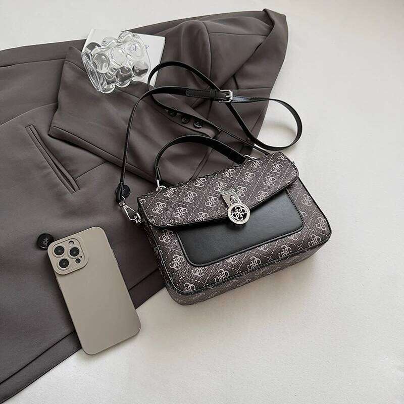 Designer Bags Classic Parisian-Inspired Leather Crossbody Bag Elegant Minimalist Handbag Women Vintage Letter Casual Messenger Hot Selling