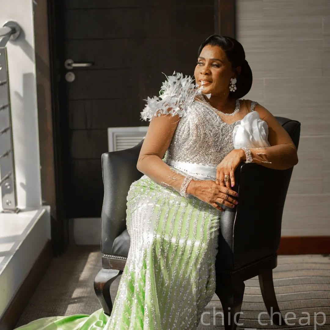 2025 Plus Size Mint Mermaid Mother Of Bride Dresses Feather Flower Beaded Prom Evening Party Mamas Dress Vintage 50s Birthday Wedding Guest Groom Moth