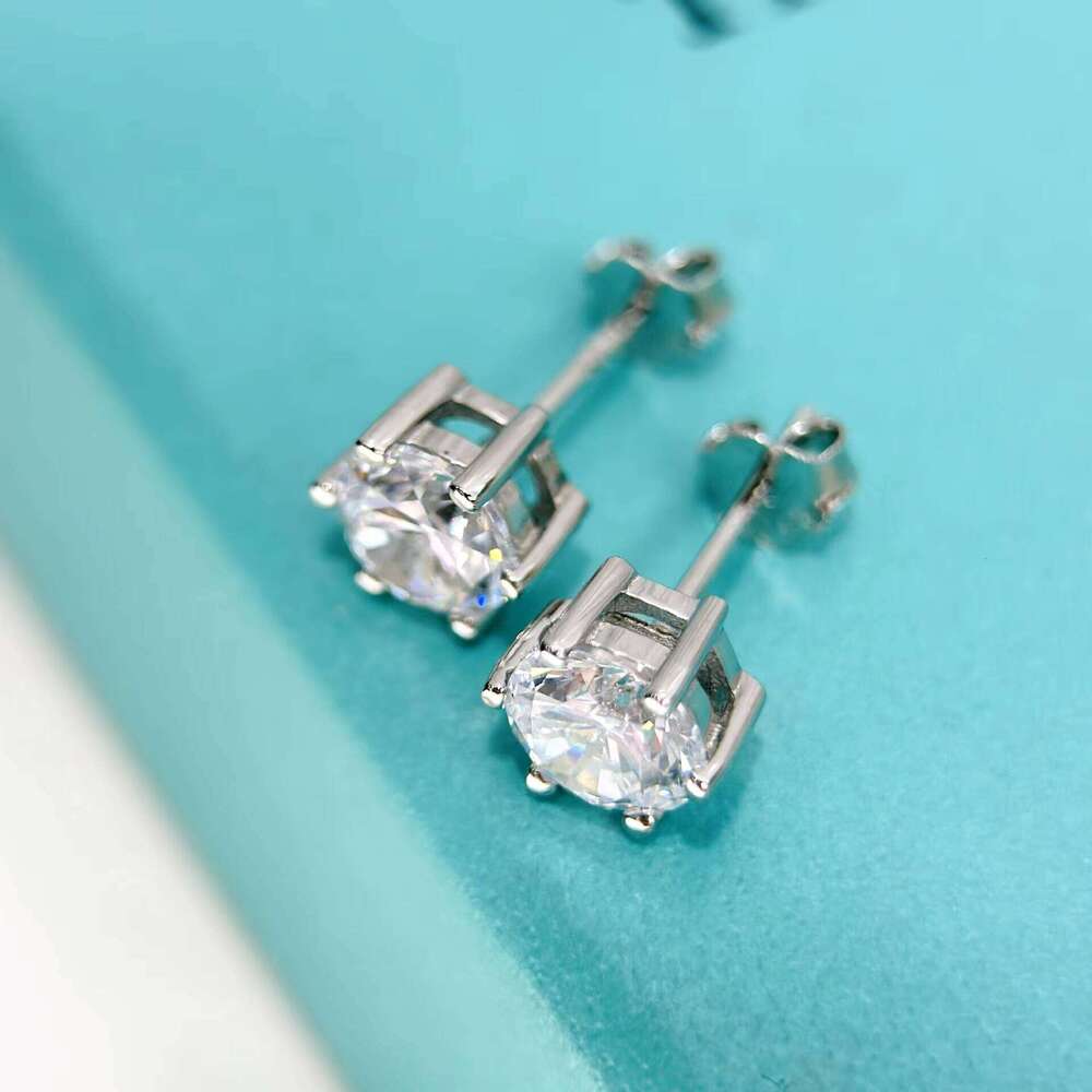 1 Karat Light S Sterling Sier Six-Claw Earrings Single-Item Essential Flash Moissanite