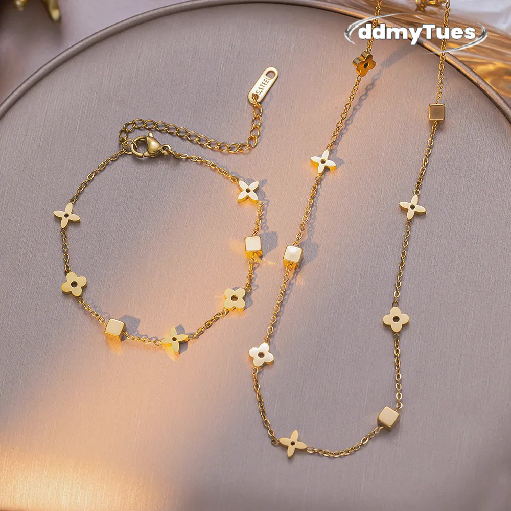 HighEnd y Geometric Small Square Flower Steel Necklace for Women Fashion Internet Celebrity FourLeaf Clover Clavicle Chain Set 250728 TUES
