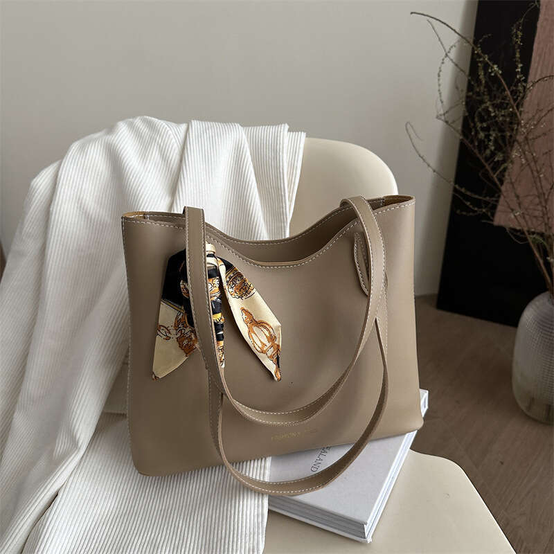 2025 Designer Bags Spring Large Capacity Personality Women's Simple Commuting Shoulder Scarf Tote Bag for Women