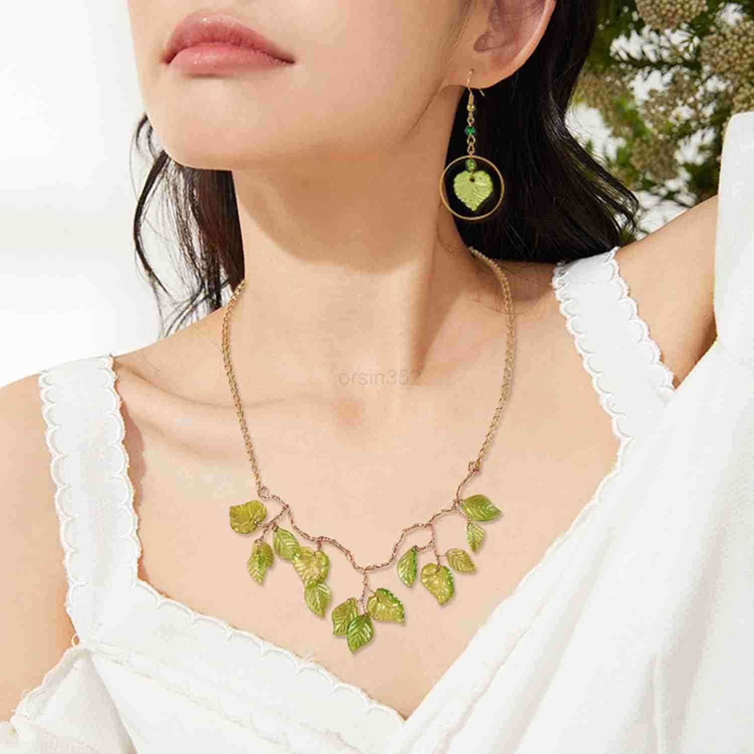 320Pcs Green Acrylic Leaf Beads Charms Transparent Maple Tree Leaves Pendants Cute Green Leaf Beads Caps for Jewelry Making Necklace EarringW250911