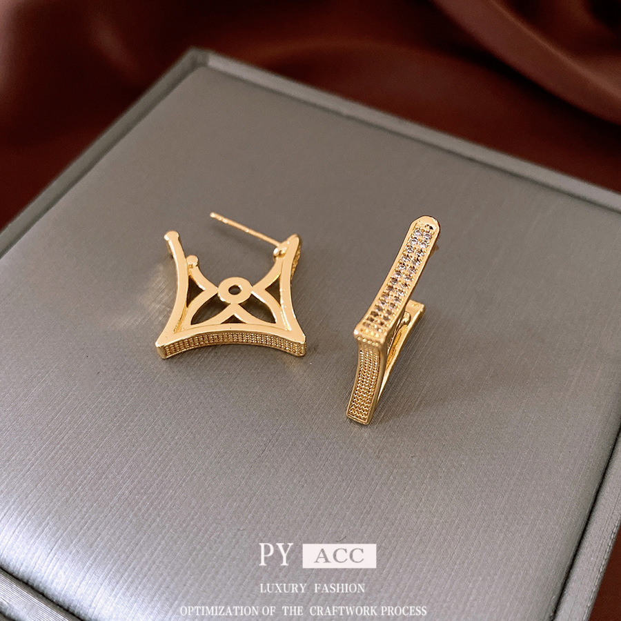 Luxury Brand Designer Jewelry 18K Real Gold Plated Silver Needle Zircon Asymmetric Earrings Ins Retro High-End Sense Stud Earrings Niche Light Luxury 