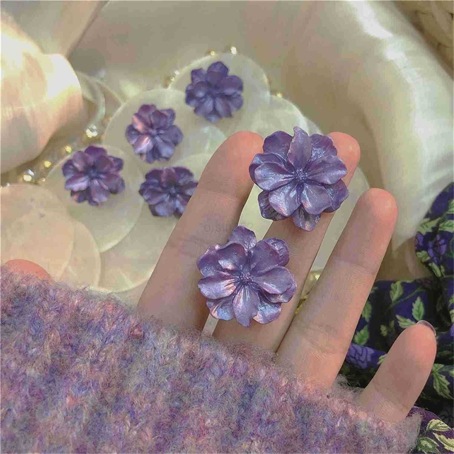 White Flower Acrylic Earrings Vintage Charm 3D Resin Gardenia Camellia Pear Blossom Flowers Plant Lightweight Stud Earrings for Women Wedding Bridal B