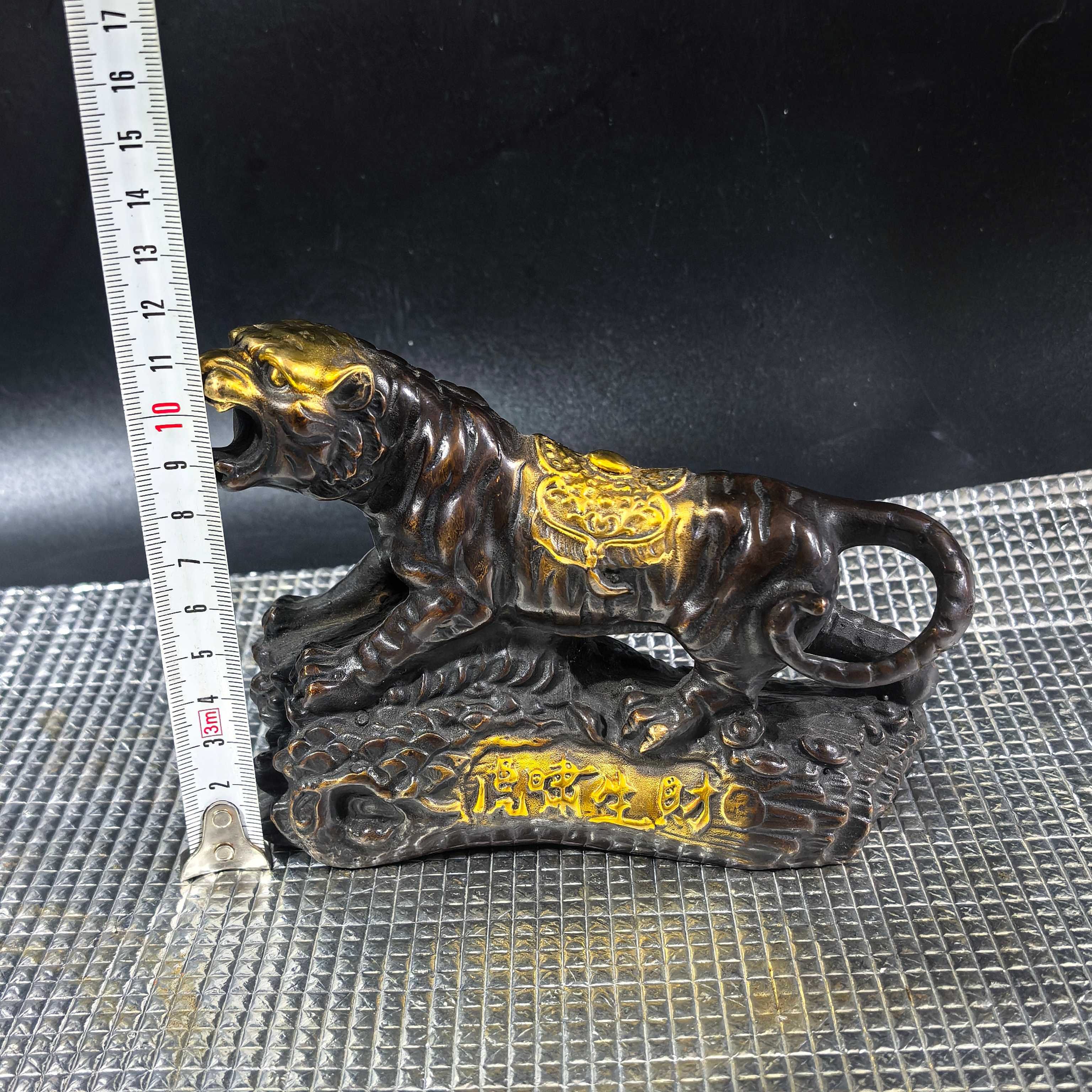 Antique collection of gilded bronze tiger zodiac tiger roaring to bring wealth up the mountain tiger fierce tiger ornaments tiger year of the tiger au
