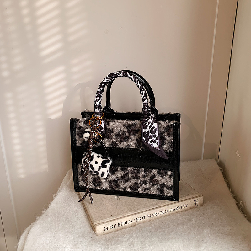 new Free shipping designer ladies handbag Simple and casual women's handbag with fashionable layering