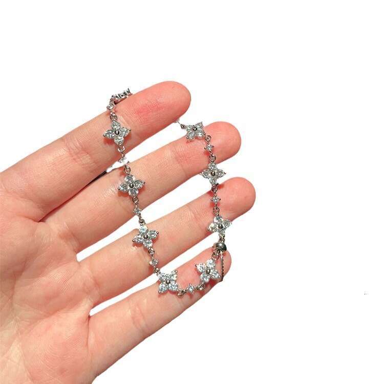 Light High-End Sparkling Dia Clover Bracelet for Women Vintage Fresh Versatile Fashionable Elegant Jewelry