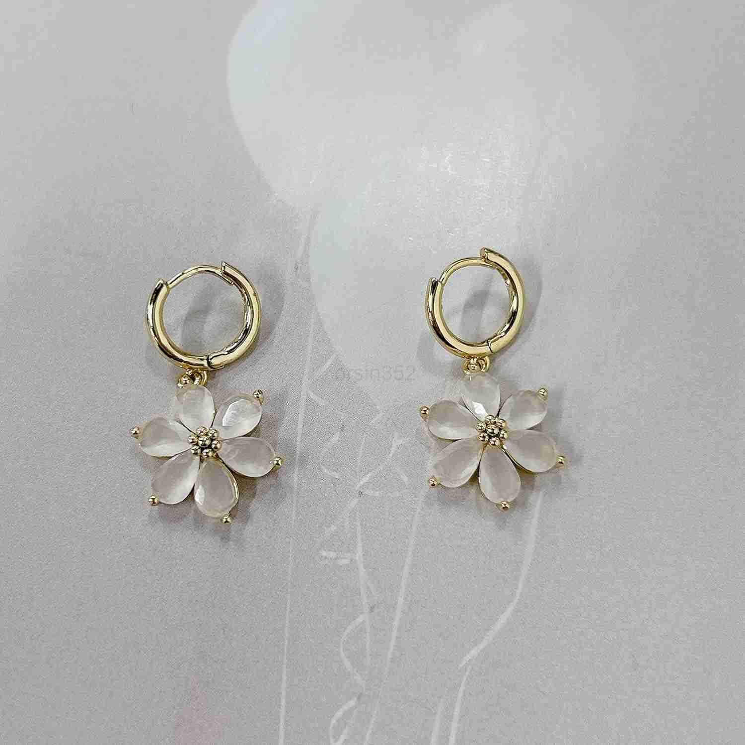 Dainty White Crystal Flower Dangle Small Hoop Earrings for Women Cute Bohemian Floral Blossom Charm Dangling Lightweight Cartilage Huggie Hoops Drop E