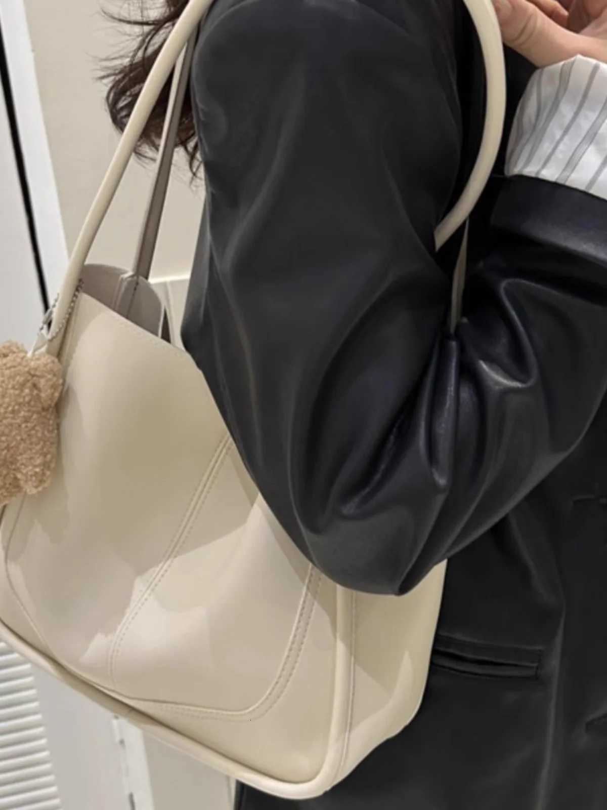 Faionable Large Capaci Womens Tote Bag 2025 New Autumn Winter Handbag Vintage Buet Bag High End Sensation Casual Bag Z250911