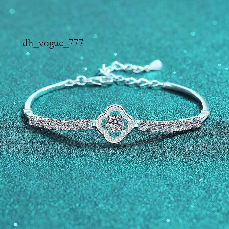 S Sterling Sier Hand-Inlaid Moissanite Four-Leaf Clover Hollow Drill Bracelet Korean Simple Hand Decoration Factory
