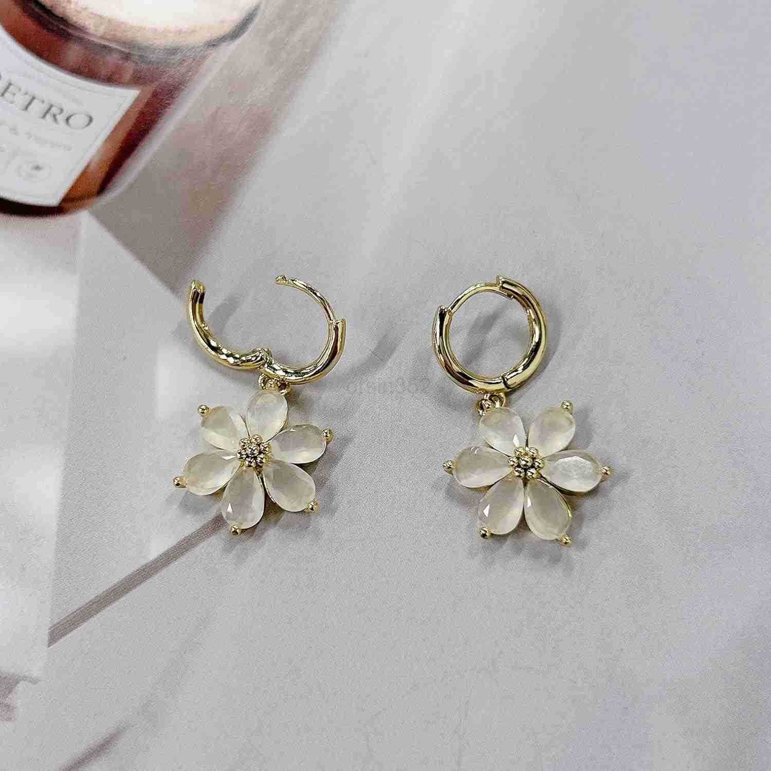 Dainty White Crystal Flower Dangle Small Hoop Earrings for Women Cute Bohemian Floral Blossom Charm Dangling Lightweight Cartilage Huggie Hoops Drop E