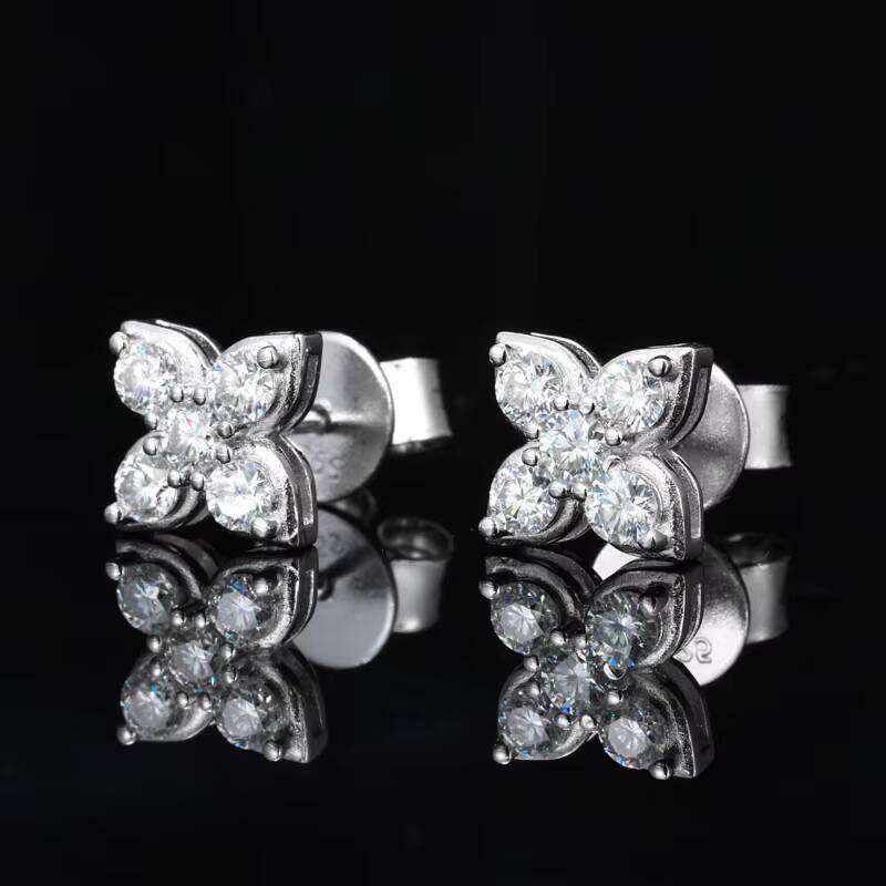 Trendy VVS1 D Moissanite Earrings S Sterling Sier Round Brilliant Cut Four Leaf Flower Stud Design Fashionable Gift