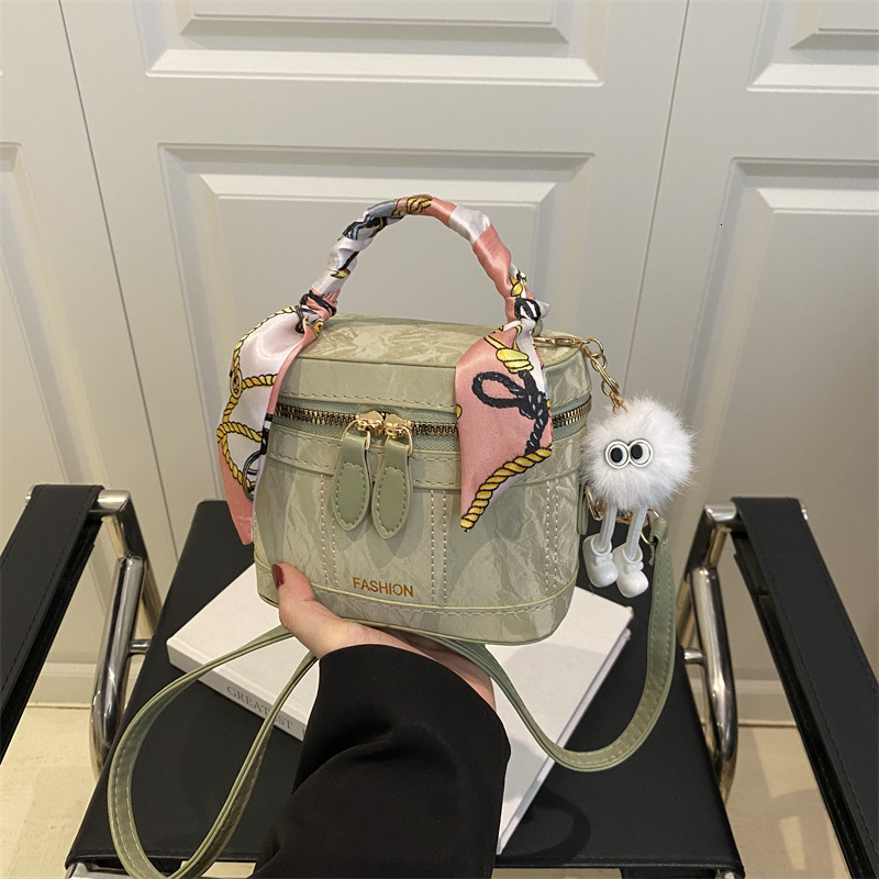 2025 autumn new fashionable shoulder bag, niche design, versatile trend, light luxury, elegant women's handbag designer bag