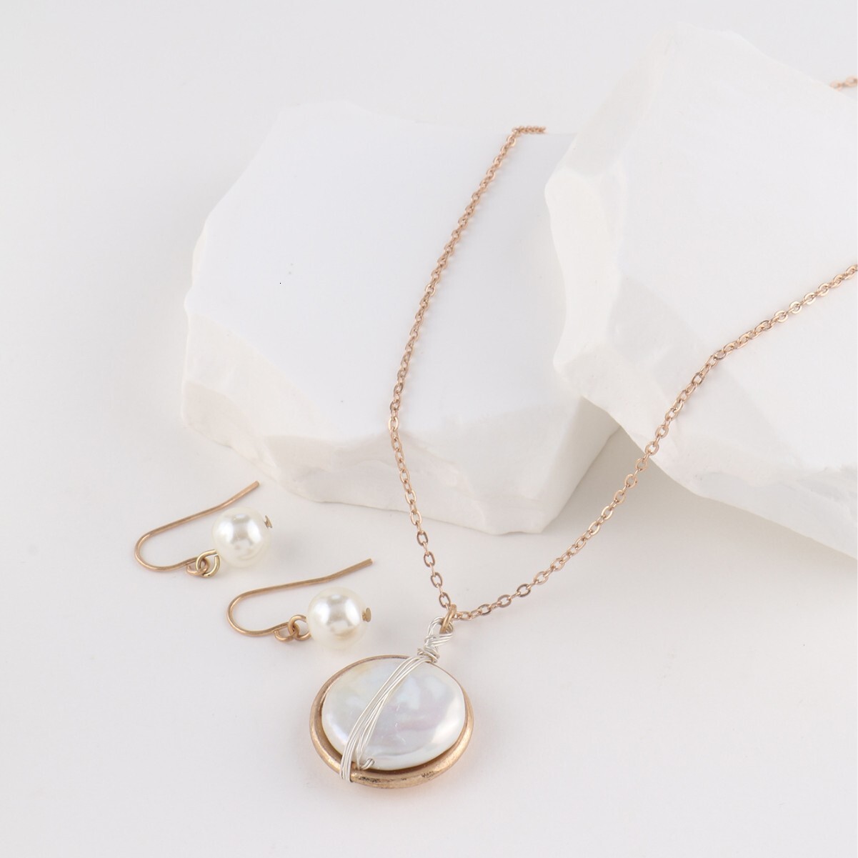 Minimalist Light Niche Design White Mother-of-Pearl Sweater Chain Long New Ins Necklace for Women