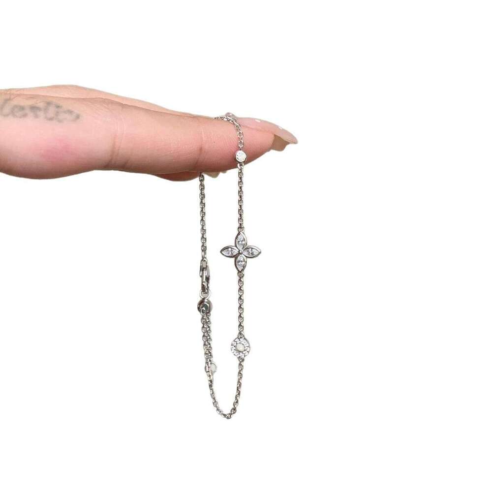 French Minimalist Sparkling Dia Four-Leaf Clover for Women Vintage Fresh Versatile Bracelet Niche Design Sense Hand Jewelry