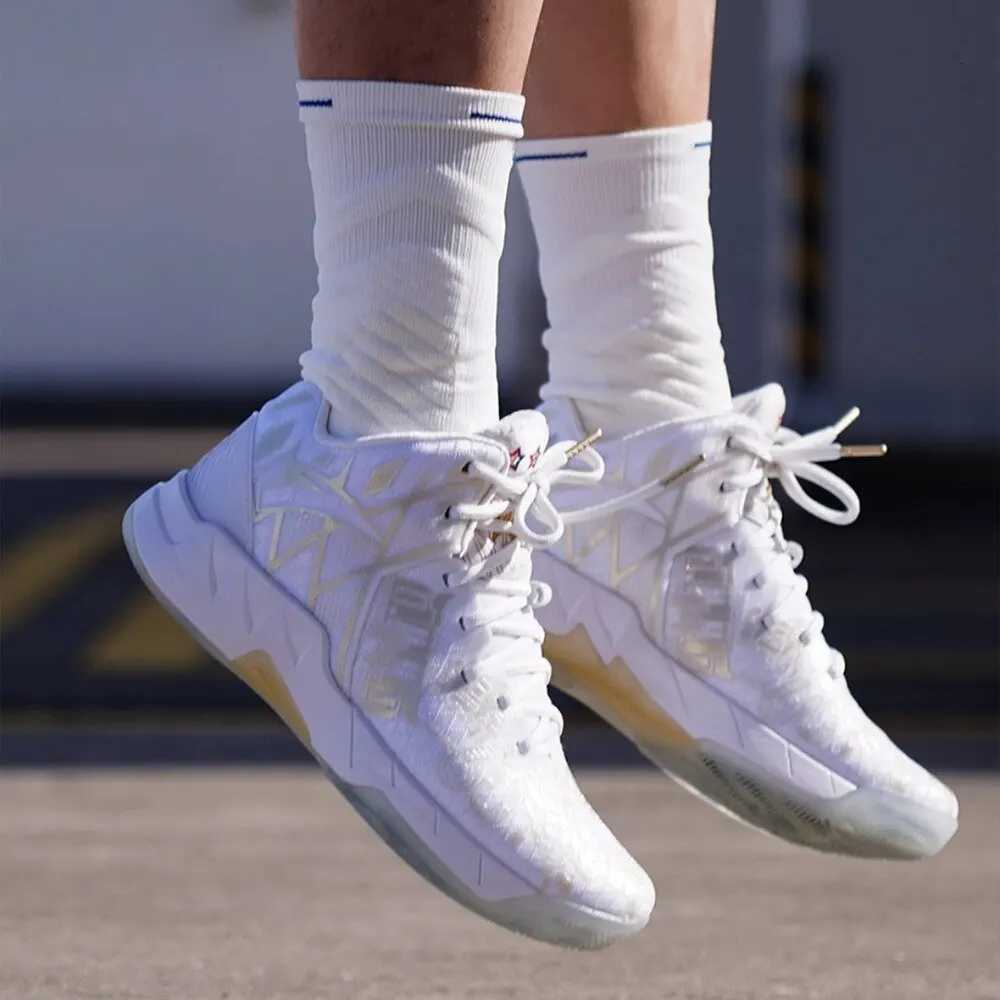 4 PairsLot Professional Basketball Socks Breathable Men MidTube Socks White Sports Socks Towel Bottom Men Basketball Socks D250911