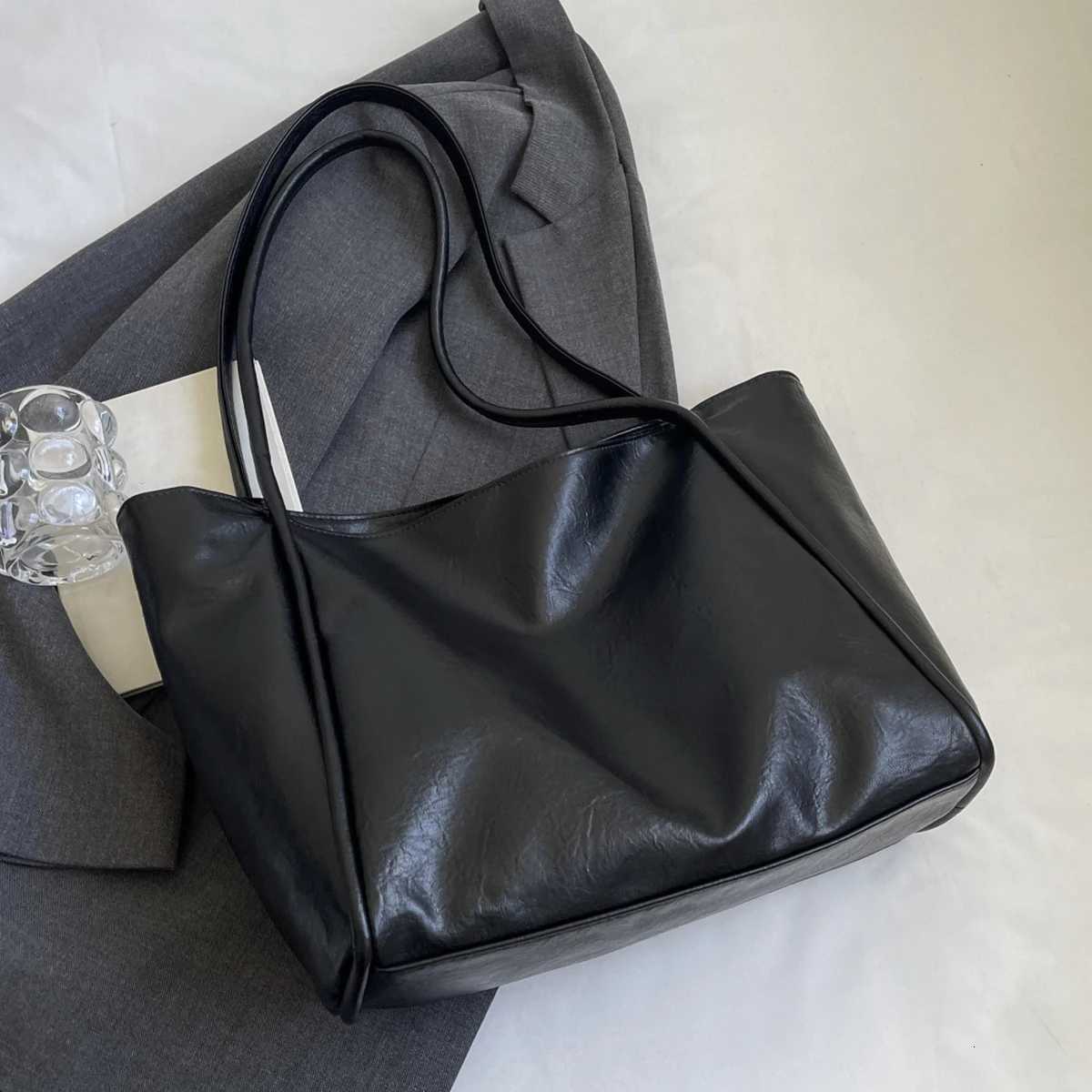 New casual fashion trend large capacity tote bag French niche design daily versatile solid color shoulder bag Z250911