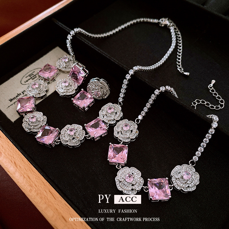Luxury Brand Designer Jewelry New Zircon Flower Square Necklace Light Luxury Vintage Collarbone Chain High-End Niche Versatile Jewelry Wholesale