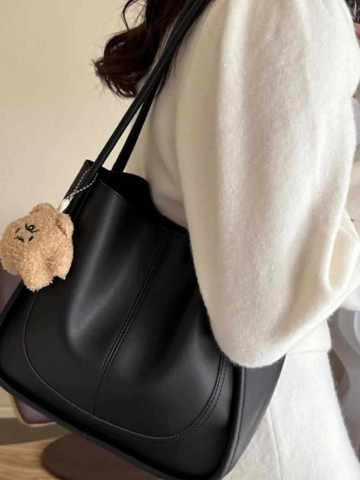 Faionable Large Capaci Womens Tote Bag 2025 New Autumn Winter Handbag Vintage Buet Bag High End Sensation Casual Bag Z250911