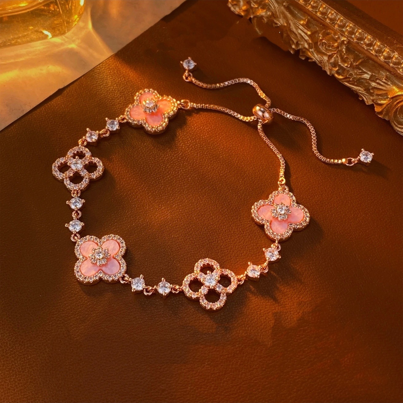 Luxury Brand Designer Jewelry Exquisite Diamond-Studded Shiny Imitation Natural Pink Shell Hollow Lucky Four-Leaf Clover Pull Bracelet For Women Niche