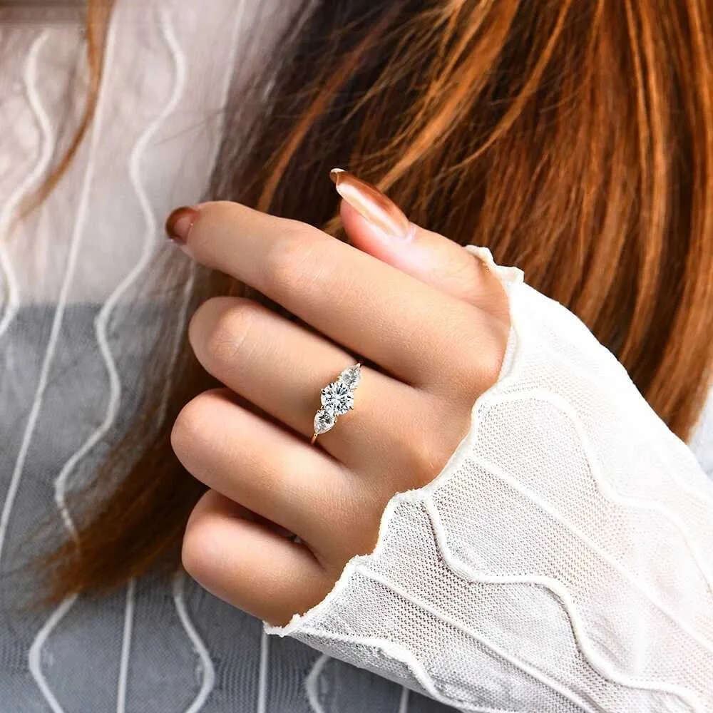 Cluster Attagems 2CT Moissanite Yellow Gold Plated Rings for Women D VVS1 Three Stone 6.5mm Round Ring Engagement Fine Wedding Jewelry L240910