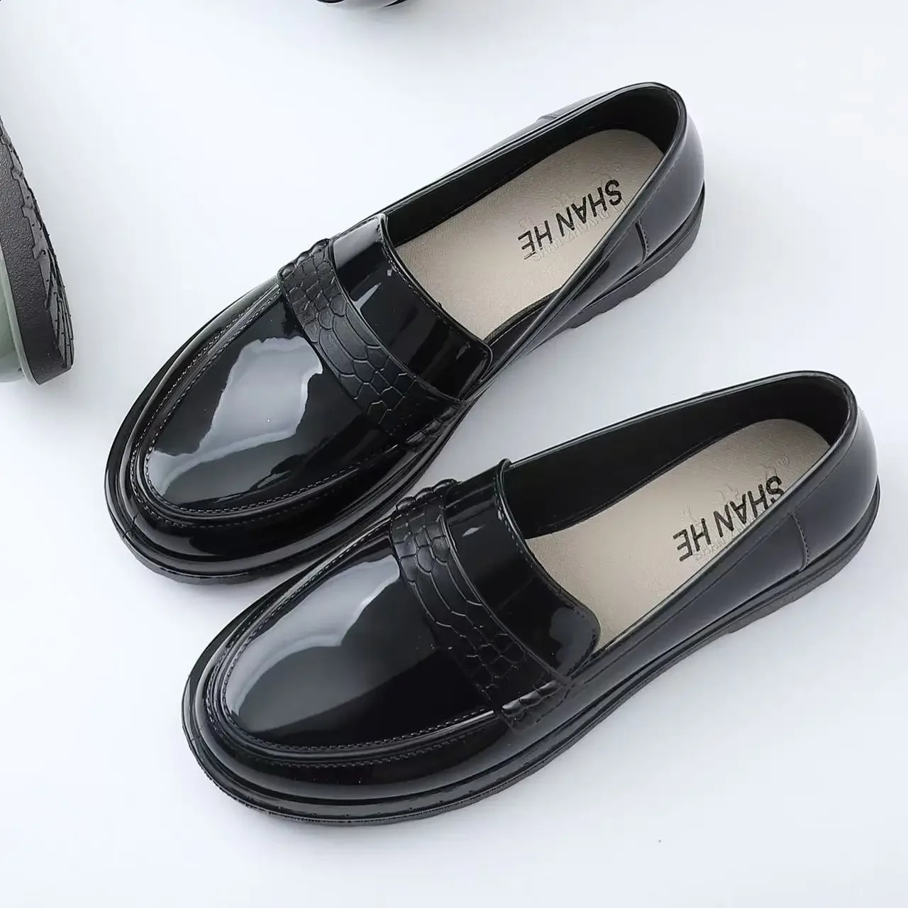 Womens Low Heel Shallow Rain Shoe Soft Sole Non Slip On Round Toe Lightweight Waterproof Kitchen Work Loafer 250911