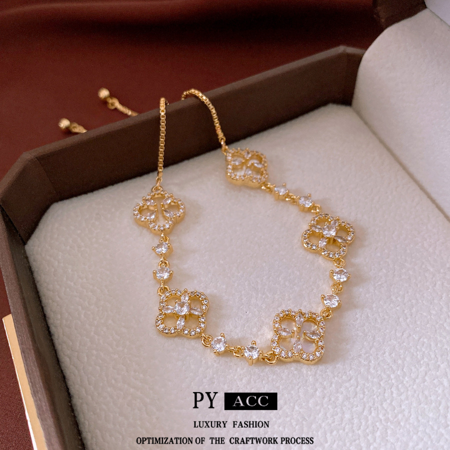 Luxury Brand Designer Jewelry Light Luxury Exquisite Shell Four-Leaf Flower Bracelet For Women, Elegant Micro-Paved Zircon Bracelet, Niche High-End Ve