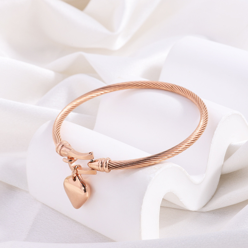 Designer Fashion Jewelry Twisted Bracelet Gold Plated Heart Charm Bangle Luxury Curb Chain Design Elastic Buckle Bangle Gift for Women Christmas Gift