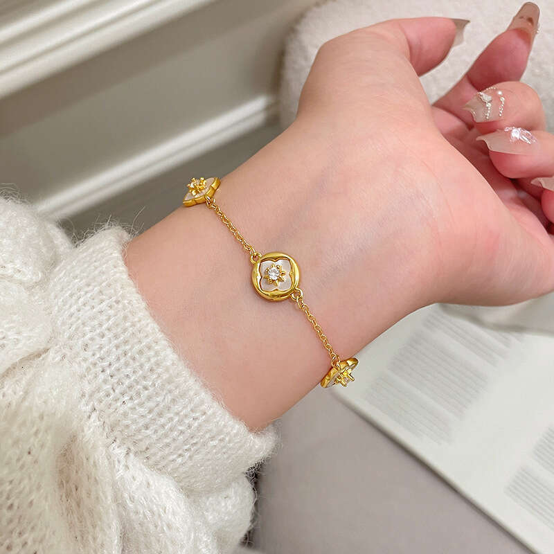 Vintage Pointed Dia Four-Leaf Flower Bracelet for Women, Fresh and Versatile, Unique Niche Design Hand Jewelry