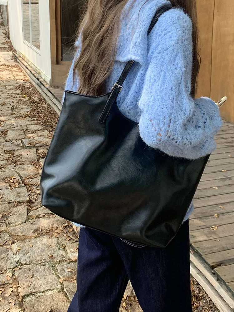 2025 New AutumnWinter Vintage Large Capacity Shoulder Bag Fashion and Leisure College Style Womens Daily Commuting Bag Z250911