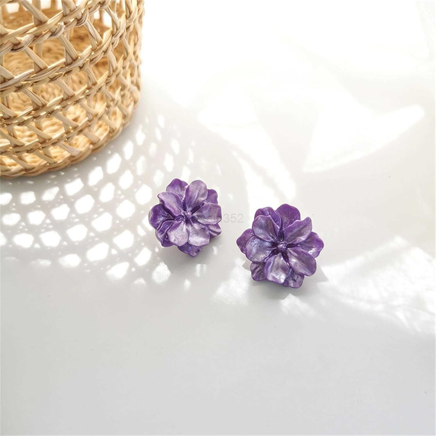 White Flower Acrylic Earrings Vintage Charm 3D Resin Gardenia Camellia Pear Blossom Flowers Plant Lightweight Stud Earrings for Women Wedding Bridal B
