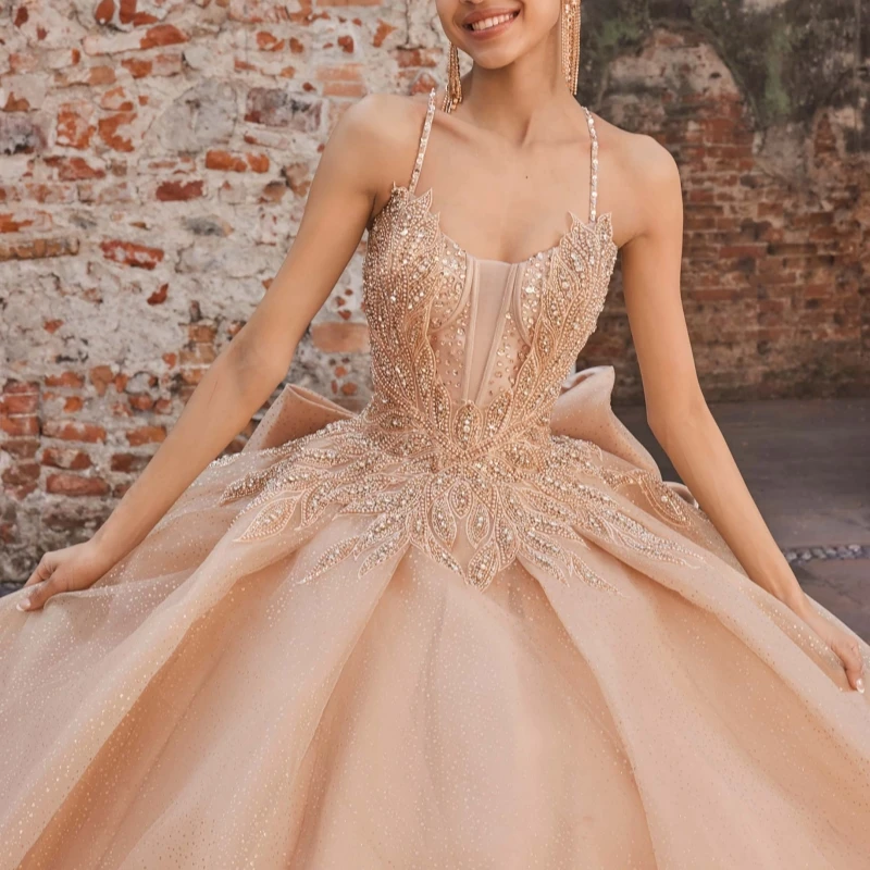 Light Champagne Shiny Quinceanera Dresses Ball Gown Spaghetti Strap Applique Beading Crystal Bow Tull Sweet 16 Dress Vestidos 15 De Anos